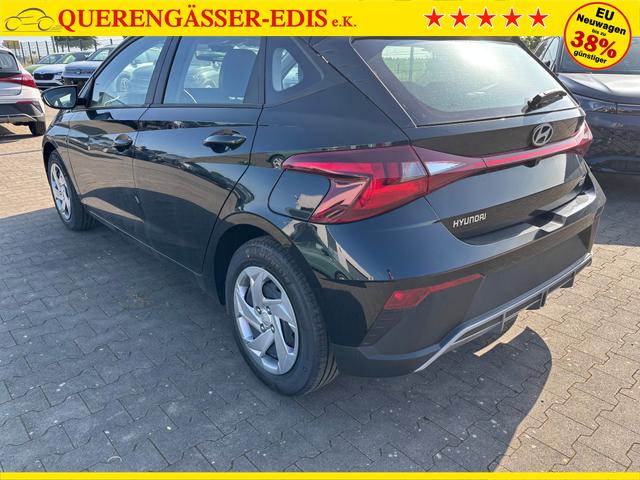 Hyundai i20 Comfort 1.2i 79PS, SCHWARZ-Metallic, 5 Jahre Garantie, NAVIGATION 10,25", Klima, Parksensoren hinten, Rückfahrkamera, Alarm, Lederlenkrad, Tempomat, Armlehne vorne, Reserverad, 4x elektr. Fensterheber, Fernlicht-Assistent 