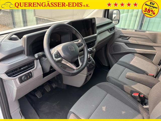 Volkswagen T7 Kastenwagen Basis 2.0 TDI 150PS, Weiß, 2-Zonen-Klimautomatik, M-Lederlenkrad, Anhängerkupplung, Parksensoren vorn/hinten, Rückfahrkamera, Frontscheibe beheizbar, Ganzjahresreifen, Sitzpaket 46 (inkl. Sitzheizung), Reserverad, 70l Tank, Laderaumpaket 