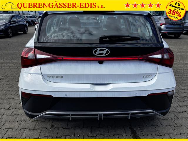 Hyundai i20 Comfort 1.2i 79PS, Sonderfarbe ATLAS-WHITE, DESIGN-PACK: 16" ALUFELGEN + LED, 5 Jahre Garantie, NAVIGATION 10,25", Klima, Parksensoren hinten, Rückfahrkamera, Alarm, Lederlenkrad, Tempomat, Armlehne vorne, Reserverad, 4x elektr. Fensterheber, Fernlicht-Assistent 