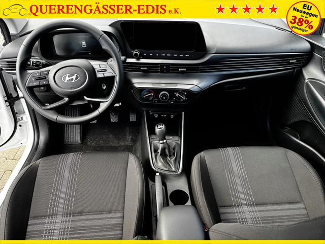 Hyundai i20 Comfort 1.2i 79PS, AURORA-GRAU METALLIC, 5 Jahre Garantie, NAVIGATION 10,25", Klima, Parksensoren hinten, Rückfahrkamera, Alarm, Lederlenkrad, Tempomat, Armlehne vorne, Reserverad, 4x elektr. Fensterheber, Fernlicht-Assistent 