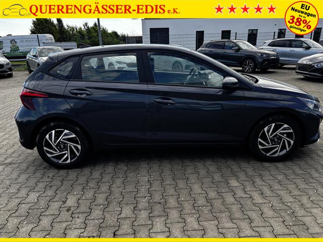 Hyundai i20 Comfort 1.2i 79PS, AURORA-GRAU METALLIC, DESIGN-PACK: 16" ALUFELGEN + LED, 5 Jahre Garantie, NAVIGATION 10,25", Klima, Parksensoren hinten, Rückfahrkamera, Alarm, Lederlenkrad, Tempomat, Armlehne vorne, Reserverad, 4x elektr. Fensterheber, Fernlicht-Assistent 