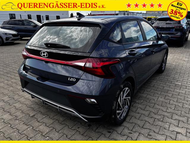 Hyundai i20 Comfort 1.2i 79PS, AURORA-GRAU METALLIC, DESIGN-PACK: 16" ALUFELGEN + LED, 5 Jahre Garantie, NAVIGATION 10,25", Klima, Parksensoren hinten, Rückfahrkamera, Alarm, Lederlenkrad, Tempomat, Armlehne vorne, Reserverad, 4x elektr. Fensterheber, Fernlicht-Assistent 