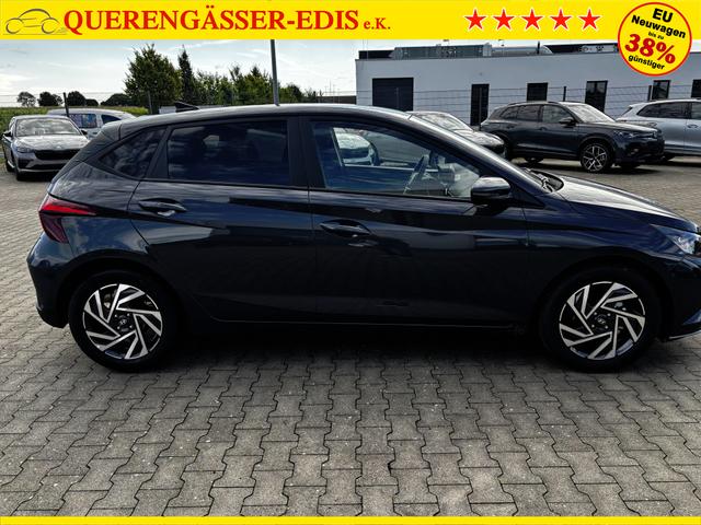 Hyundai i20 Family 1.2i 79PS, AURORA-GRAU METALLIC, WINTER-PAKET, KLIMAAUTOMATIK, 16" ALUFELGEN, 5 Jahre Garantie, NAVIGATION 10,25", Parksensoren hinten, Rückfahrkamera, Alarm, Lederlenkrad, Tempomat, Armlehne vorne, Reserverad, 4x elektr. Fensterheber, Fernlicht-Assisten 