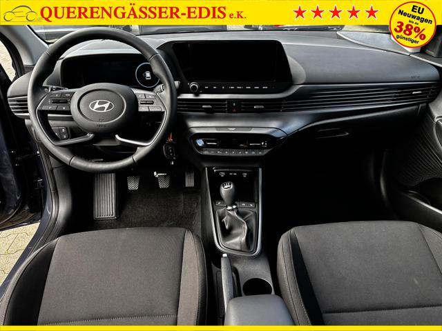 Hyundai i20 Family 1.2i 79PS, AURORA-GRAU METALLIC, WINTER-PAKET, KLIMAAUTOMATIK, 16" ALUFELGEN, 5 Jahre Garantie, NAVIGATION 10,25", Parksensoren hinten, Rückfahrkamera, Alarm, Lederlenkrad, Tempomat, Armlehne vorne, Reserverad, 4x elektr. Fensterheber, Fernlicht-Assisten 