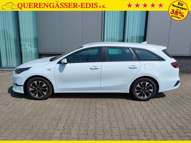 Kia Ceed Sportswagon Spin 1.5 T-GDI 140PS 6-Gang, Weiß, 16" Alu, Klimaanlage, Winter-Paket, Navi 10,25", Parksensoren hinten, Rückfahrkamera, Tempomat, Dachreling, Lederlenkrad 