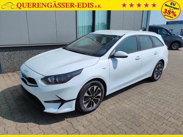 Kia Ceed Sportswagon Spin 1.5 T-GDI 140PS 6-Gang, Weiß, 16" Alu, Klimaanlage, Winter-Paket, Navi 10,25", Parksensoren hinten, Rückfahrkamera, Tempomat, Dachreling, Lederlenkrad 