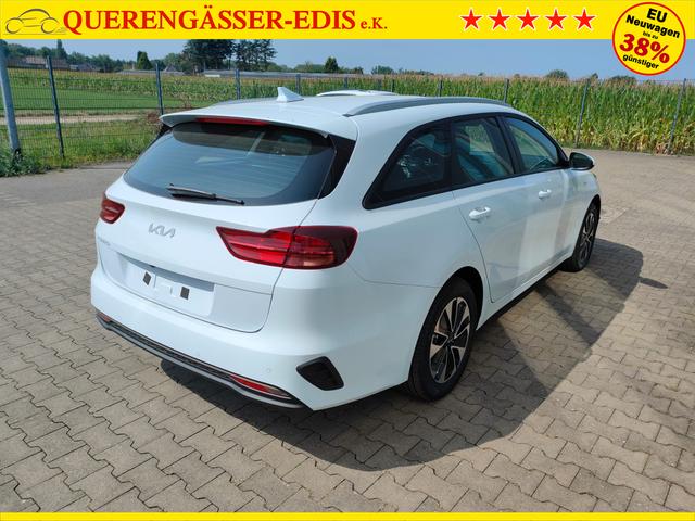 Kia Ceed Sportswagon Spin 1.5 T-GDI 140PS 6-Gang, Weiß, 16" Alu, Klimaanlage, Winter-Paket, Navi 10,25", Parksensoren hinten, Rückfahrkamera, Tempomat, Dachreling, Lederlenkrad 