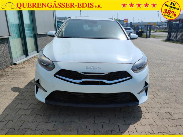 Kia Ceed Sportswagon Spin 1.5 T-GDI 140PS 6-Gang, Weiß, 16" Alu, Klimaanlage, Winter-Paket, Navi 10,25", Parksensoren hinten, Rückfahrkamera, Tempomat, Dachreling, Lederlenkrad 