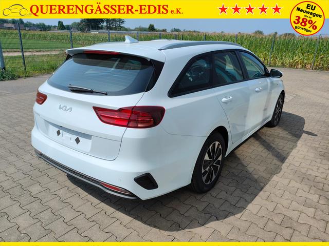 Kia Ceed Sportswagon Spin 1.5 T-GDI 140PS 6-Gang, Weiß, 16" Alu, Klimaanlage, Winter-Paket, Navi 10,25", Parksensoren hinten, Rückfahrkamera, Tempomat, Dachreling, Lederlenkrad 
