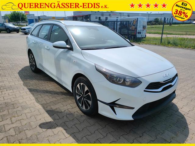 Kia Ceed Sportswagon Spin 1.5 T-GDI 140PS 6-Gang, Weiß, 16" Alu, Klimaanlage, Winter-Paket, Navi 10,25", Parksensoren hinten, Rückfahrkamera, Tempomat, Dachreling, Lederlenkrad 