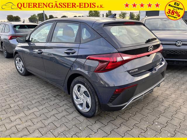 Hyundai i20 Comfort 1.2i 79PS, AURORA-GRAU METALLIC, 5 Jahre Garantie, NAVIGATION 10,25", Klima, Parksensoren hinten, Rückfahrkamera, Alarm, Lederlenkrad, Tempomat, Armlehne vorne, Reserverad, 4x elektr. Fensterheber, Fernlicht-Assistent 