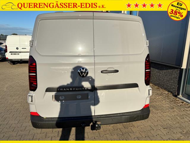 Volkswagen T7 Kastenwagen Basis 2.0 TDI 170PS AUTOMATIK LANG, Grau, HECKFLÜGELTÜREN, 2-Zonen-Klimautomatik, M-Lederlenkrad, Anhängerkupplung, Parksensoren vorn/hinten, Rückfahrkamera, Frontscheibe beheizbar, Ganzjahresreifen, Sitzpaket 46 (inkl. Sitzheizung), Reserverad, 70l Tank 