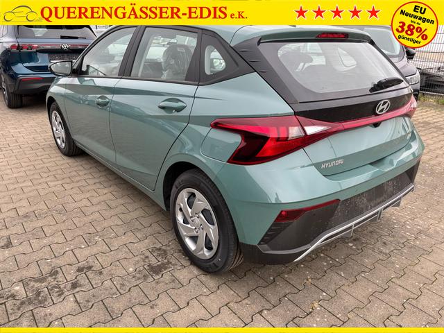 Hyundai i20 Comfort 1.2i 79PS, MANGROVE-GREEN, 5 Jahre Garantie, NAVIGATION 10,25", Klima, Parksensoren hinten, Rückfahrkamera, Alarm, Lederlenkrad, Tempomat, Armlehne vorne, Reserverad, 4x elektr. Fensterheber, Fernlicht-Assistent 