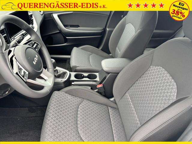 Kia Ceed Sportswagon Spin 1.5 T-GDI 140PS 6-Gang, Weiß, 16" Alufelgen, Klimaanlage, Winter-Paket, Navigationssystem 10,25", Parksensoren hinten, Rückfahrkamera, Tempomat, Dachreling, Beheiztes Lederlenkrad, ZV mit Fernbedienung, Reserve-Notrad 
