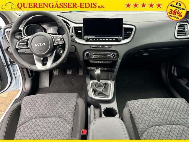 Kia Ceed Sportswagon Spin 1.5 T-GDI 140PS 6-Gang, Weiß, 16" Alufelgen, Klimaanlage, Winter-Paket, Navigationssystem 10,25", Parksensoren hinten, Rückfahrkamera, Tempomat, Dachreling, Beheiztes Lederlenkrad, ZV mit Fernbedienung, Reserve-Notrad 