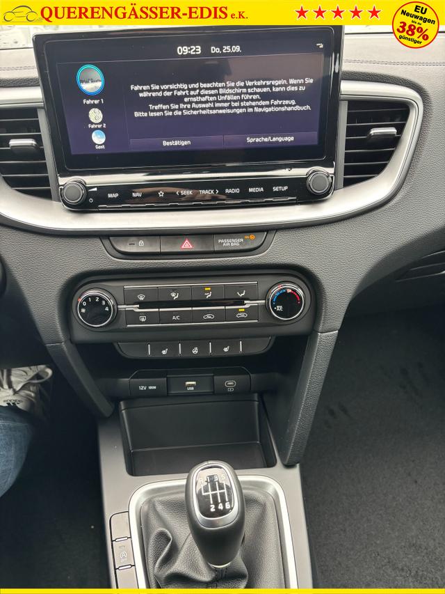 Kia Ceed Sportswagon Spin 1.5 T-GDI 140PS 6-Gang, Weiß, 16" Alufelgen, Klimaanlage, Winter-Paket, Navigationssystem 10,25", Parksensoren hinten, Rückfahrkamera, Tempomat, Dachreling, Beheiztes Lederlenkrad, ZV mit Fernbedienung, Reserve-Notrad 