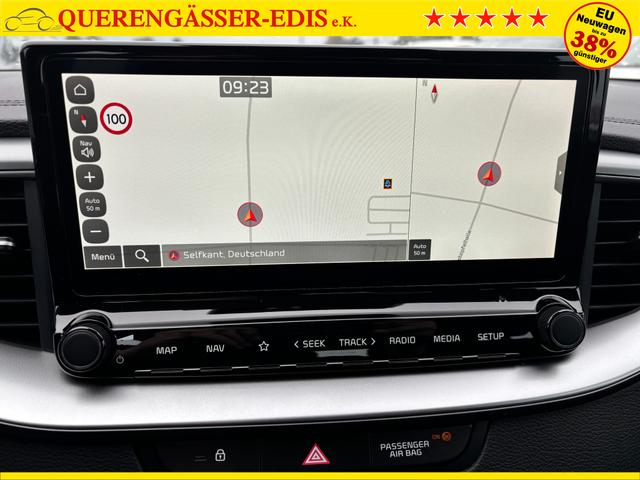 Kia Ceed Sportswagon Spin 1.5 T-GDI 140PS 6-Gang, Weiß, 16" Alufelgen, Klimaanlage, Winter-Paket, Navigationssystem 10,25", Parksensoren hinten, Rückfahrkamera, Tempomat, Dachreling, Beheiztes Lederlenkrad, ZV mit Fernbedienung, Reserve-Notrad 