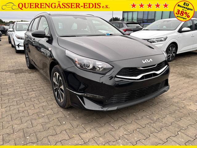 Kia Ceed Sportswagon Spin 1.5 T-GDI 140PS 6-Gang, Schwarz-Metallic, 16" Alufelgen, Klimaanlage, Winter-Paket, Navigationssystem 10,25", Parksensoren hinten, Rückfahrkamera, Tempomat, Dachreling, Beheiztes Lederlenkrad, ZV mit Fernbedienung, Reserve-Notrad 
