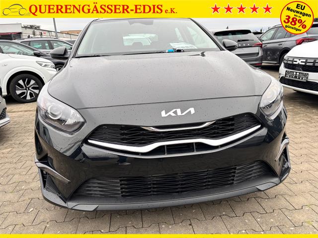 Kia Ceed Sportswagon Spin 1.5 T-GDI 140PS 6-Gang, Schwarz-Metallic, 16" Alufelgen, Klimaanlage, Winter-Paket, Navigationssystem 10,25", Parksensoren hinten, Rückfahrkamera, Tempomat, Dachreling, Beheiztes Lederlenkrad, ZV mit Fernbedienung, Reserve-Notrad 
