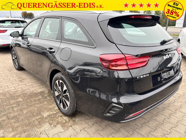 Kia Ceed Sportswagon Spin 1.5 T-GDI 140PS 6-Gang, Schwarz-Metallic, 16" Alufelgen, Klimaanlage, Winter-Paket, Navigationssystem 10,25", Parksensoren hinten, Rückfahrkamera, Tempomat, Dachreling, Beheiztes Lederlenkrad, ZV mit Fernbedienung, Reserve-Notrad 