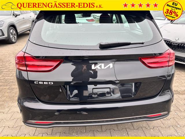Kia Ceed Sportswagon Spin 1.5 T-GDI 140PS 6-Gang, Schwarz-Metallic, 16" Alufelgen, Klimaanlage, Winter-Paket, Navigationssystem 10,25", Parksensoren hinten, Rückfahrkamera, Tempomat, Dachreling, Beheiztes Lederlenkrad, ZV mit Fernbedienung, Reserve-Notrad 