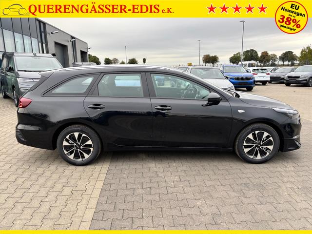 Kia Ceed Sportswagon Spin 1.5 T-GDI 140PS 6-Gang, Schwarz-Metallic, 16" Alufelgen, Klimaanlage, Winter-Paket, Navigationssystem 10,25", Parksensoren hinten, Rückfahrkamera, Tempomat, Dachreling, Beheiztes Lederlenkrad, ZV mit Fernbedienung, Reserve-Notrad 