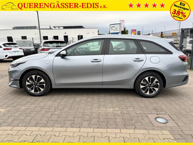 Kia Ceed Sportswagon Spin 1.5 T-GDI 140PS 6-Gang, Lunar-Silver-Metallic, 16" Alufelgen, Klimaanlage, Winter-Paket, Navigationssystem 10,25", Parksensoren hinten, Rückfahrkamera, Tempomat, Dachreling, Beheiztes Lederlenkrad, ZV mit Fernbedienung, Reserve-Notrad 