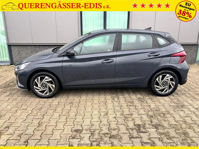 Hyundai i20 Comfort 1.2i 79PS, AURORA-GRAU METALLIC, 16" ALUFELGEN, 5 Jahre Garantie, NAVIGATION 10,25", Klima, Parksensoren hinten, Rückfahrkamera, Alarm, Lederlenkrad, Tempomat, Armlehne vorne, Reserverad, 4x elektr. Fensterheber, Fernlicht-Assistent 