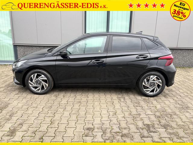 Hyundai i20 Family 1.2i 79PS, SCHWARZ-METALLIC, 16" ALUFELGEN, 5 Jahre Garantie, WINTER-PAKET, KLIMAAUTOMATIK, Abgedunkelte Scheiben, NAVIGATION 10,25", Parksensoren hinten, Rückfahrkamera, Alarm, Lederlenkrad, Tempomat, Armlehne vorne, Reserverad 