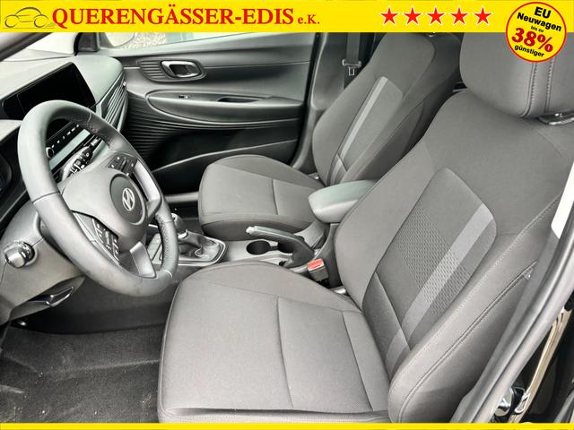 Hyundai i20 Family 1.2i 79PS, SCHWARZ-METALLIC, 16" ALUFELGEN, 5 Jahre Garantie, WINTER-PAKET, KLIMAAUTOMATIK, Abgedunkelte Scheiben, NAVIGATION 10,25", Parksensoren hinten, Rückfahrkamera, Alarm, Lederlenkrad, Tempomat, Armlehne vorne, Reserverad 