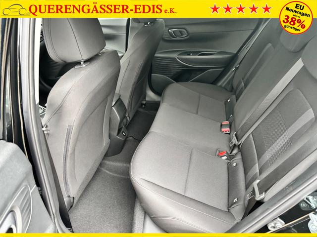 Hyundai i20 Family 1.2i 79PS, SCHWARZ-METALLIC, 16" ALUFELGEN, 5 Jahre Garantie, WINTER-PAKET, KLIMAAUTOMATIK, Abgedunkelte Scheiben, NAVIGATION 10,25", Parksensoren hinten, Rückfahrkamera, Alarm, Lederlenkrad, Tempomat, Armlehne vorne, Reserverad 