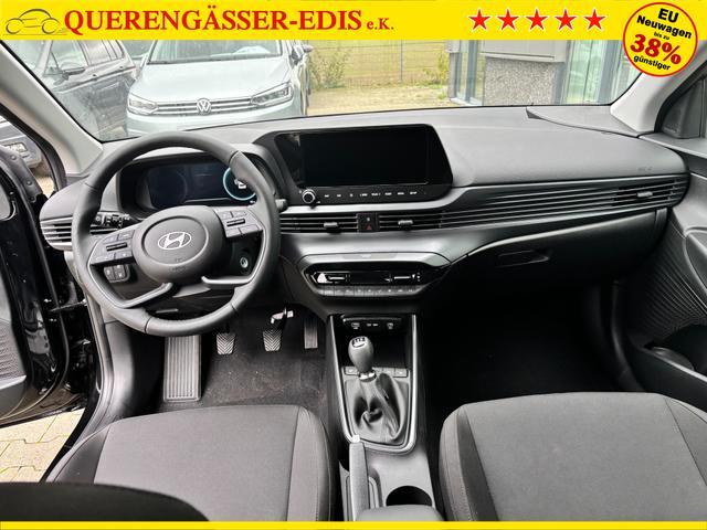 Hyundai i20 Family 1.2i 79PS, SCHWARZ-METALLIC, 16" ALUFELGEN, 5 Jahre Garantie, WINTER-PAKET, KLIMAAUTOMATIK, Abgedunkelte Scheiben, NAVIGATION 10,25", Parksensoren hinten, Rückfahrkamera, Alarm, Lederlenkrad, Tempomat, Armlehne vorne, Reserverad 