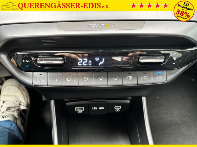 Hyundai i20 Family 1.2i 79PS, SCHWARZ-METALLIC, 16" ALUFELGEN, 5 Jahre Garantie, WINTER-PAKET, KLIMAAUTOMATIK, Abgedunkelte Scheiben, NAVIGATION 10,25", Parksensoren hinten, Rückfahrkamera, Alarm, Lederlenkrad, Tempomat, Armlehne vorne, Reserverad 