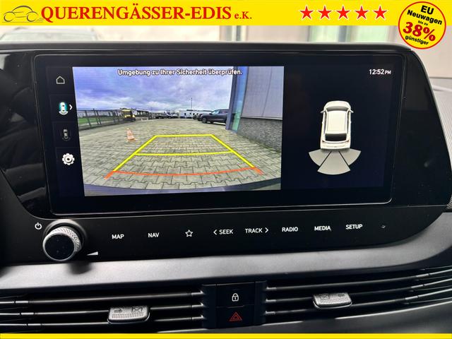 Hyundai i20 Family 1.2i 79PS, SCHWARZ-METALLIC, 16" ALUFELGEN, 5 Jahre Garantie, WINTER-PAKET, KLIMAAUTOMATIK, Abgedunkelte Scheiben, NAVIGATION 10,25", Parksensoren hinten, Rückfahrkamera, Alarm, Lederlenkrad, Tempomat, Armlehne vorne, Reserverad 