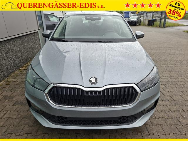 Skoda Fabia Extra Plus 1.0 TSI 116PS, 5 Jahre Garantie, SMOKEY-SILBER METALLIC, CLIMATRONIC, BEHEIZTE FRONTSCHEIBE, SITZHEIZUNG, M-Lederlenkrad BEHEIZT, 15" ALU, Parksensoren hinten, R&uuml;ckfahrkamera, Infotainment 8", Virtual Cockpit, Tempomat, NSW, Wireless SmartLink 