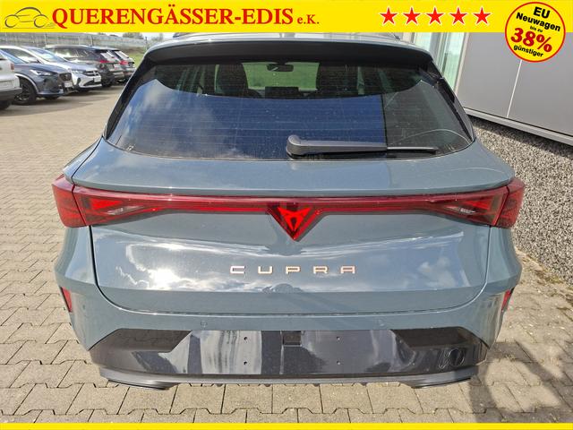 Cupra Leon Sportstourer Basis 1.5 eTSI 150PS DSG (AUTOMATIK), Fjord-Blau, 18" Alu Garbi, Sitzheizung, M-Lederlenkrad beheizt, Parksensoren vorne und hinten, Adaptiver Tempomat, 3-Zonen-Climatronic, Radio 12,9" + Full Link (Navi-Funktion &uuml;ber Smartphone), Elektr. Heckklappe 