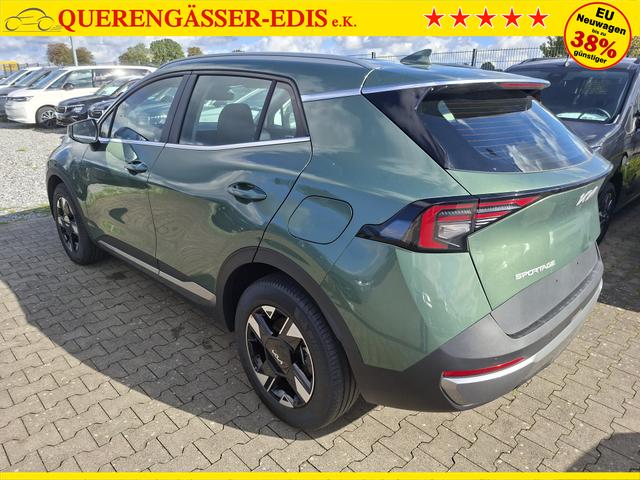 Kia Sportage Silver 1.6 T-GDI 150PS AUTOMATIK, Experience-Green METALLIC, 2-Zonen-Klimaautomatik, Navigation 12,3", Parksensoren vorn/hinten, R&uuml;ckfahrkamera, 17" Alufelgen, Winterpaket/Sitzheizung vorne, Beheiztes Lederlenkrad, ACC Tempomat, Alarm, Dachreling Chrom 