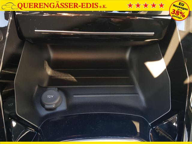 Peugeot / 2008 / Silber / / / 2008 Allure 1,2 PureTech 74KW/101PS Navi, SHZ, Kamera