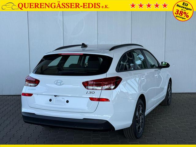 Hyundai i30 Kombi Smart 1.5 GDI 6MT / Navi PDC V.&H. m. Kamera LED ALU16 Dachreling Tempom. 