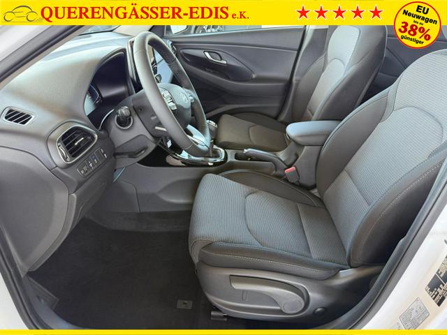 Hyundai i30 Kombi Smart 1.5 GDI 6MT / Navi PDC V.&H. m. Kamera LED ALU16 Dachreling Tempom. 