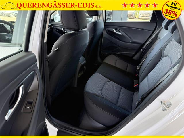Hyundai i30 Kombi Smart 1.5 GDI 6MT / Navi PDC V.&H. m. Kamera LED ALU16 Dachreling Tempom. 