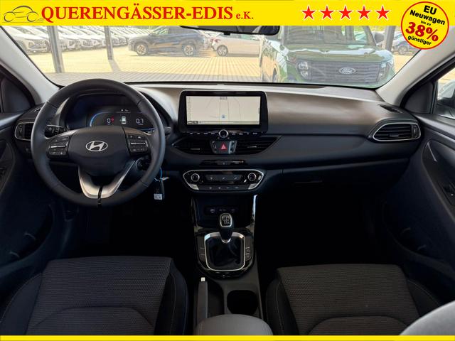 Hyundai i30 Kombi Smart 1.5 GDI 6MT / Navi PDC V.&H. m. Kamera LED ALU16 Dachreling Tempom. 