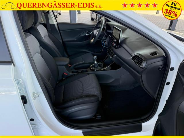 Hyundai i30 Kombi Smart 1.5 GDI 6MT / Navi PDC V.&H. m. Kamera LED ALU16 Dachreling Tempom. 