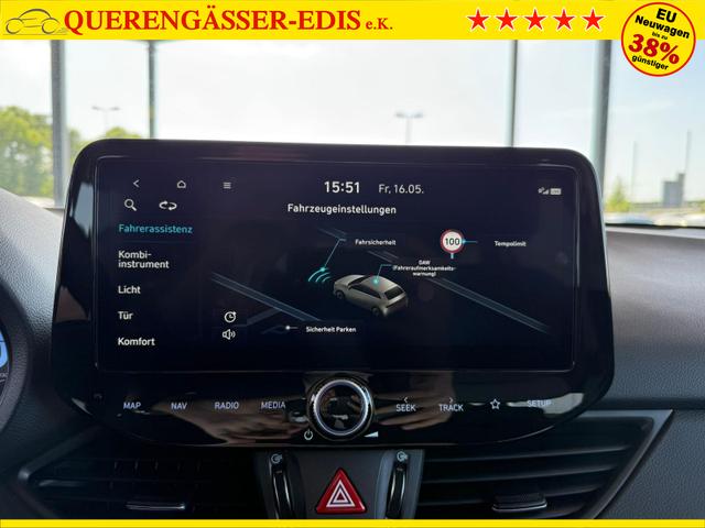 Hyundai i30 Kombi Smart 1.5 GDI 6MT / Navi PDC V.&H. m. Kamera LED ALU16 Dachreling Tempom. 