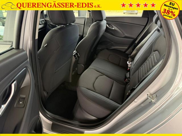 Hyundai i30 Kombi GO 1.5 DPI / Sitz + Lenkradh./ LED Navi Tempomat Alu16 PDC V.&H.m.Kamera 