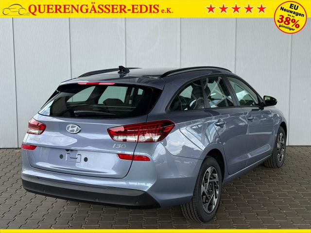 Hyundai i30 Kombi Smart 1.5 GDI 6MT / Navi PDC V.&H. m. Kamera LED ALU16 Dachreling Tempom. 