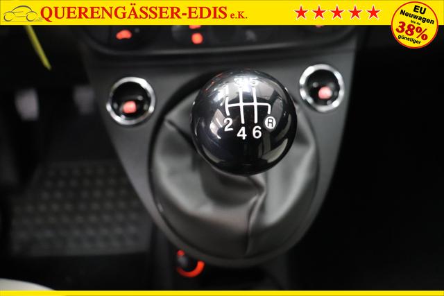 Fiat 500C Dolcevita 1.0 GSE Hybrid 51kW268 Weiß 319 - Stoff "Star" mit Einsätzen aus Vinyl Weiß/Schwarz, Ambiente Schwarz, Verdeck Elfenbein Verdeck Elfenbein "195 Rücksitzlehne geteilt umlegbar (im Verhältnis 50/50) 097 Nebelscheinwerfer 6HQ TYPEBSCHILD KUNDENDIENST ""CIAO FIAT"" 20H NAVI PAKET: - Uconnect™ Navigationssystem mit 7""-Touchscreen, Radio, USB, Bluetooth und DAB+ - Instrumentenanzeige als 7""-TFT-Farbdisplay 396 Fußmatten vorne 925 Windschott 1LR 16""-Leichtmetallfelgen 12 Doppelspeichen 803 Notrad 3K1 KOMFORT PAKET - Klimaautomatik mit Pollenfilter- Außenspiegel elektrisch verstell- und beheizbar 5CA Weiß 665 Raucher Paket"