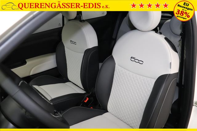 Fiat 500C Dolcevita 1.0 GSE Hybrid 51kW268 Weiß 319 - Stoff "Star" mit Einsätzen aus Vinyl Weiß/Schwarz, Ambiente Schwarz, Verdeck Elfenbein Verdeck Elfenbein "195 Rücksitzlehne geteilt umlegbar (im Verhältnis 50/50) 097 Nebelscheinwerfer 6HQ TYPEBSCHILD KUNDENDIENST ""CIAO FIAT"" 20H NAVI PAKET: - Uconnect™ Navigationssystem mit 7""-Touchscreen, Radio, USB, Bluetooth und DAB+ - Instrumentenanzeige als 7""-TFT-Farbdisplay 396 Fußmatten vorne 925 Windschott 1LR 16""-Leichtmetallfelgen 12 Doppelspeichen 803 Notrad 3K1 KOMFORT PAKET - Klimaautomatik mit Pollenfilter- Außenspiegel elektrisch verstell- und beheizbar 5CA Weiß 665 Raucher Paket"