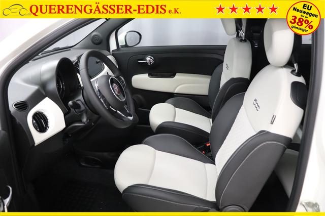 Fiat 500C Dolcevita 1.0 GSE Hybrid 51kW268 Weiß 319 - Stoff "Star" mit Einsätzen aus Vinyl Weiß/Schwarz, Ambiente Schwarz, Verdeck Elfenbein Verdeck Elfenbein "195 Rücksitzlehne geteilt umlegbar (im Verhältnis 50/50) 097 Nebelscheinwerfer 6HQ TYPEBSCHILD KUNDENDIENST ""CIAO FIAT"" 20H NAVI PAKET: - Uconnect™ Navigationssystem mit 7""-Touchscreen, Radio, USB, Bluetooth und DAB+ - Instrumentenanzeige als 7""-TFT-Farbdisplay 396 Fußmatten vorne 925 Windschott 1LR 16""-Leichtmetallfelgen 12 Doppelspeichen 803 Notrad 3K1 KOMFORT PAKET - Klimaautomatik mit Pollenfilter- Außenspiegel elektrisch verstell- und beheizbar 5CA Weiß 665 Raucher Paket"