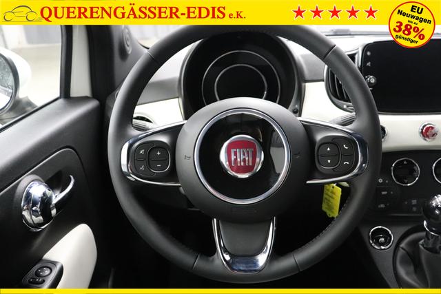 Fiat 500C Dolcevita 1.0 GSE Hybrid 51kW268 Weiß 319 - Stoff "Star" mit Einsätzen aus Vinyl Weiß/Schwarz, Ambiente Schwarz, Verdeck Elfenbein Verdeck Elfenbein "195 Rücksitzlehne geteilt umlegbar (im Verhältnis 50/50) 097 Nebelscheinwerfer 6HQ TYPEBSCHILD KUNDENDIENST ""CIAO FIAT"" 20H NAVI PAKET: - Uconnect™ Navigationssystem mit 7""-Touchscreen, Radio, USB, Bluetooth und DAB+ - Instrumentenanzeige als 7""-TFT-Farbdisplay 396 Fußmatten vorne 925 Windschott 1LR 16""-Leichtmetallfelgen 12 Doppelspeichen 803 Notrad 3K1 KOMFORT PAKET - Klimaautomatik mit Pollenfilter- Außenspiegel elektrisch verstell- und beheizbar 5CA Weiß 665 Raucher Paket"